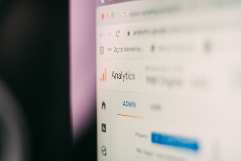 Como adaptar estratégias de SEO local para limitações da IA generativa Claude e Gemini em 2026